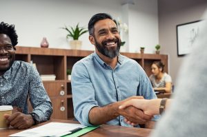 Deux, Affaires, Personnes, Secousses, Mains, Tandis que, Assis, Dans, Réunion, Chambre.