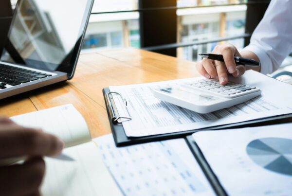 What to Consider When Selecting an Invoice Factoring Company