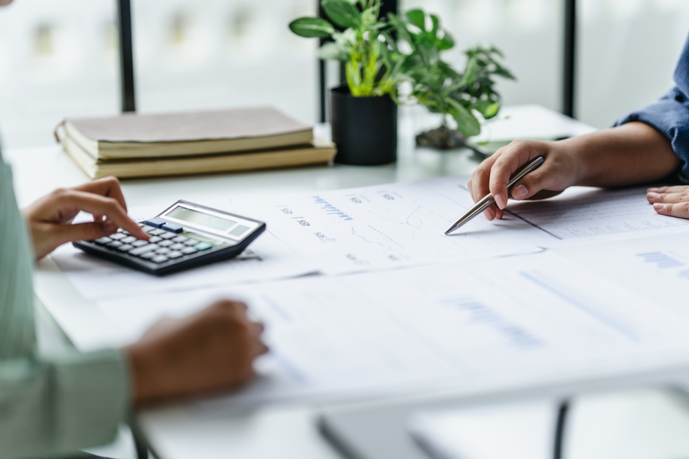 Qu’est-ce que l’affacturage sans recours ? Risques et avantages